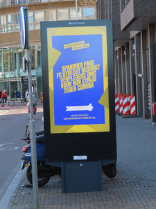 848520 Afbeelding van een digitaal billboard op het Vredenburg te Utrecht, met steeds wisselende mededelingen en ...
